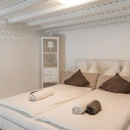 5-bed Stylish Maisonette アパート *